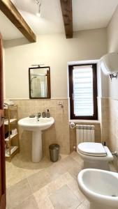 ein Bad mit einem Waschbecken und einem WC in der Unterkunft Villa Solisera in Pesciano