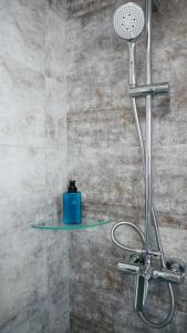 prysznic z niebieską skrzynką na szklanej półce w obiekcie Alda w Pyrzowicach