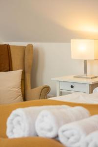 1 dormitorio con 2 camas y mesa con lámpara en Monbuhim Comfort en Veszprém