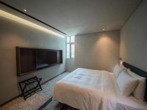 Tempat tidur dalam kamar di Papoa Harbor Hotel