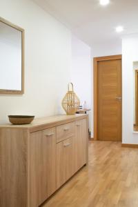 cocina con armarios de madera y puerta de madera en Progreso Sanxenxo, en Sanxenxo 16 fotos más