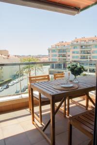 Una mesa y sillas en un balcón con vista a una ciudad. en Progreso Sanxenxo, en Sanxenxo