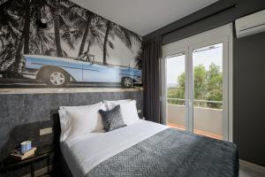ein Schlafzimmer mit einem Bett und einem Auto an der Wand in der Unterkunft Mons Villa in Kalathas + 26 Fotos
