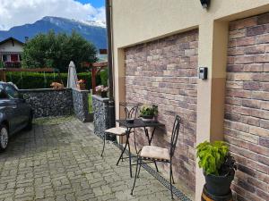 Vista generica sulle montagne o vista sulle montagne dall'interno del bed & breakfast