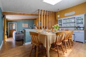Dapur atau dapur kecil di The Cottage - Characterful, coastal family home with new hot tub