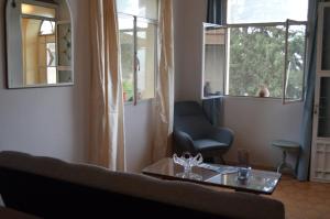 ザキントスにあるREPANTALIA Apartmentの椅子とテーブルのあるリビングルーム