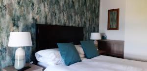 een slaapkamer met 2 bedden en blauwe kussens bij The Astor in Ballybunion