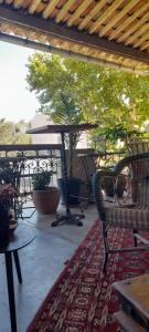 d'une terrasse avec une table et une chaise sur un tapis. dans l'établissement LA TERRASSE VIGNERONNE, à Fitou