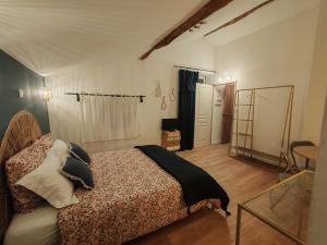 ヴナコにあるGîte casa di l'Apaのベッドルーム1室(ベッド1台付)、冷蔵庫が備わります。