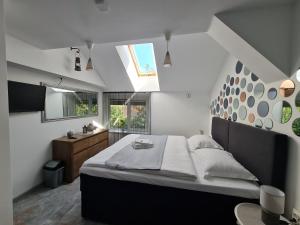 een slaapkamer met een groot bed en een raam bij CASA ARYAN in Sînpetru