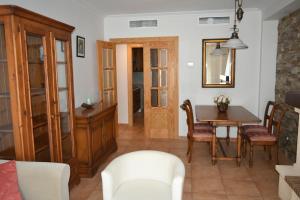 - un salon avec une table et une salle à manger dans l'établissement Apartamento zona playa de burriana con terraza, à Nerja