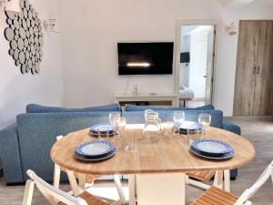 una mesa con vasos y platos en la sala de estar en Pirata Bungalow sea front, en Estepona