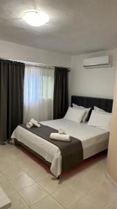 1 dormitorio con 1 cama grande y 2 toallas. en Anna House Dhermi, en Dhërmi