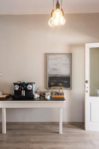 Příslušenství pro přípravu čaje a kávy v ubytování The Mini Beach Hotel