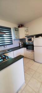 A cozinha ou cozinha compacta de Apartments Ita - Postira