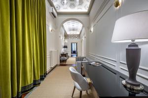 pasillo con cortinas verdes, escritorio y sillas en My Love Apartments - Historic Centre, en Florencia