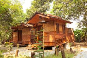 una casa de madera en medio de un bosque en Bagaicha Adventure Resort Pvt. Ltd., en Maruwā Ghāt