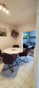 een kamer met een tafel en stoelen en een woonkamer bij Apartments Ita - Postira in Postira