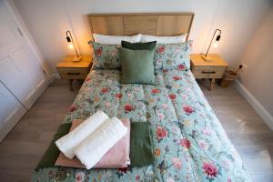 Кровать или кровати в номере Modern, Luxurious and Super Comfy Home in Bundoran