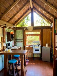A cozinha ou cozinha compacta de Madreselva cabaña con estufa a leña