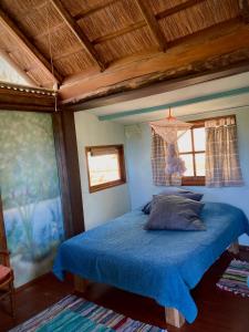 Cama ou camas em um quarto em Madreselva cabaña con estufa a leña