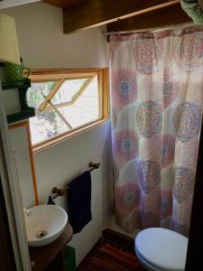 Um banheiro em Madreselva cabaña con estufa a leña