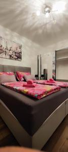 uma cama grande com almofadas vermelhas em cima em Apartments Ita - Postira em Postira