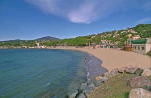 a view of a beach with rocks and the ocean at APPARTEMENT Résidence RIVES D'EDEN in Sainte-Maxime