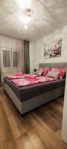 een slaapkamer met een groot bed in een kamer bij Apartments Ita - Postira in Postira