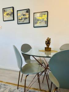 Una mesa de cristal y sillas en una habitación. en One Bedroom Flat in Chiswick W4, en Londres