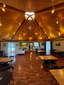 Duży pokój ze stołami i sufitem z oświetleniem w obiekcie Guesthouse Svartiskógur Egilsstaðir w mieście Svartiskogur