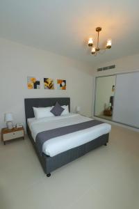 Ένα ή περισσότερα κρεβάτια σε δωμάτιο στο Noor Amwaj Hotel & Apartment