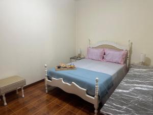 Un dormitorio con una cama con una bandeja de comida encima. en Elisabeth House, en Ponta do Sol