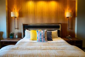 1 dormitorio con 1 cama grande y 2 lámparas en Desert Rose Resort & Cabins en Bluff