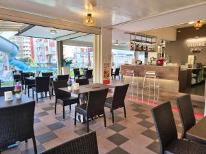 Reštaurácia alebo iné gastronomické zariadenie v ubytovaní Hotel Alexander