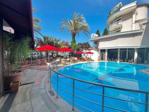 Bazén v ubytování Ata Park Hotel nebo v jeho okolí