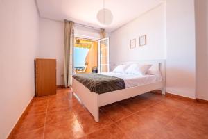 1 dormitorio con 1 cama y puerta a un balcón en Aguadulce Vista Mar, en Aguadulce