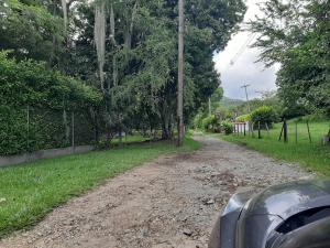 un coche conduciendo por un camino de tierra con árboles en CASA CAMPESTRE VILLA PAULA - Finca, 