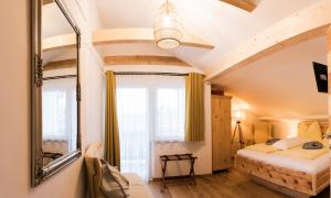 Gästehaus Reicher في أفريتز: غرفة نوم بسرير ومرآة
