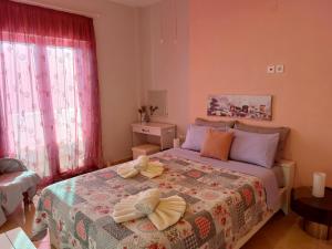 เตียงในห้องที่ Delphitea Philoxenia