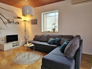 a living room with a couch and a tv at Vetus pontem in Vrboska