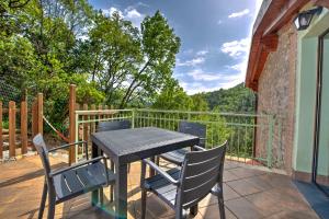 Una mesa y sillas en el balcón de una casa. en 270 - Le Yucche Country House, nel verde di Casarza, 15 Minuti d'auto dal Mare, en Casarza Ligure