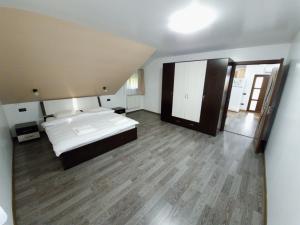 a bedroom with a large bed and a large mirror at Goodvibes 3 bedrooms rezidence in Iaşi