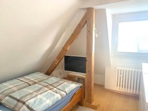 1 dormitorio con 1 cama y TV en una habitación en Ruhige Wohnung an der Uni en Düsseldorf