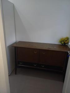 een houten dressoir in een kamer met: bij Budgeted Residence near Coventry Building Society (CBS) Arena with Parking in Exhall