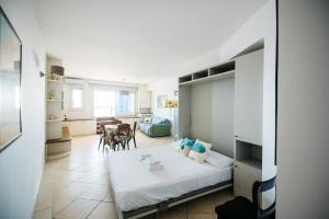 sypialnia z łóżkiem i jadalnią w obiekcie BayView Apartment - Taormina Holidays w Taominie