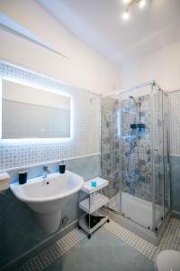łazienka z umywalką i prysznicem w obiekcie BayView Apartment - Taormina Holidays w Taominie