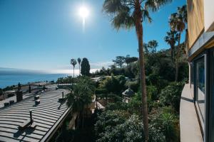 widok na plażę z dachu budynku w obiekcie BayView Apartment - Taormina Holidays w Taominie +12 zdjęć