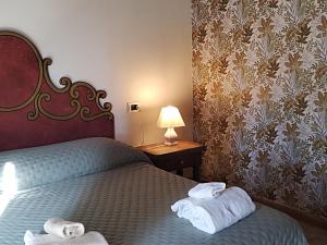 Una habitación de hotel con una cama con toallas. en Agriturismo Podere Campaini, en Volterra