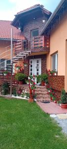 une maison avec un escalier menant à la porte d'entrée. dans l'établissement Casa de Oaspeti Cristian, à Praid